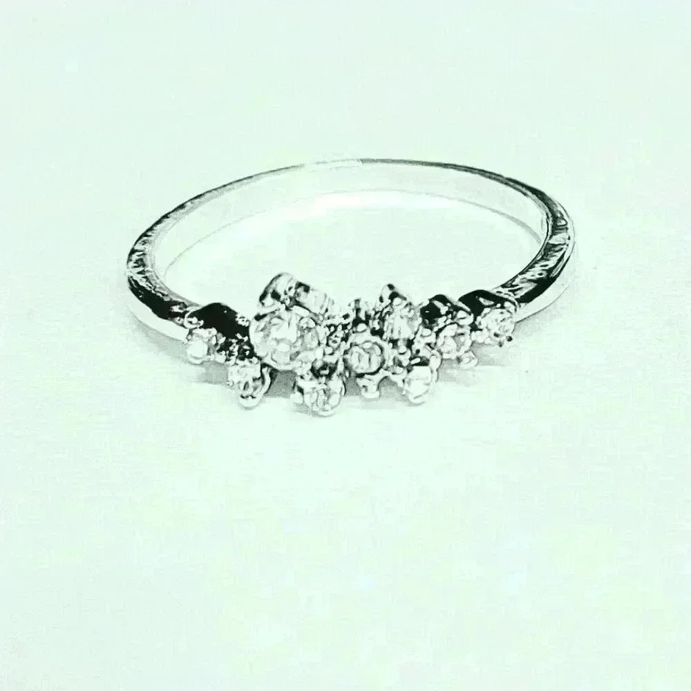 NWOT Fabulous Silver Ring Size 7